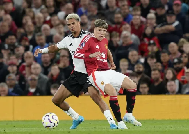 Antonee Robinson contra o Manchester United. Foto: IMAGO / Sports Press