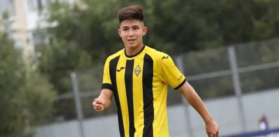 Dastán Satpáyev, futbolista kazajo de Kairat Almaty. (@d.satpayev)