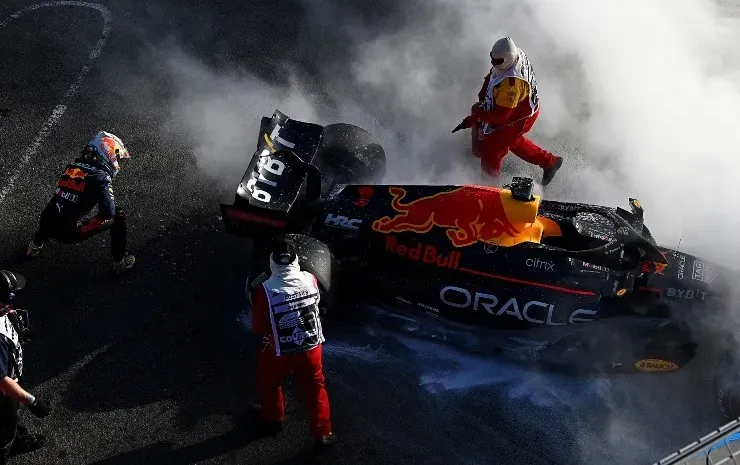 Clive Mason/Getty Images – Verstappen com seu carro danificado