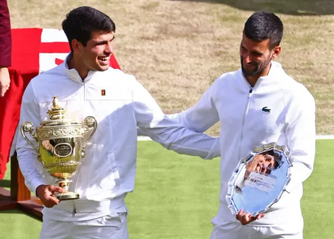 Carlos Alcaraz viene de derrotar a Novak Djokovic en la final de Wimbledon (IMAGO)