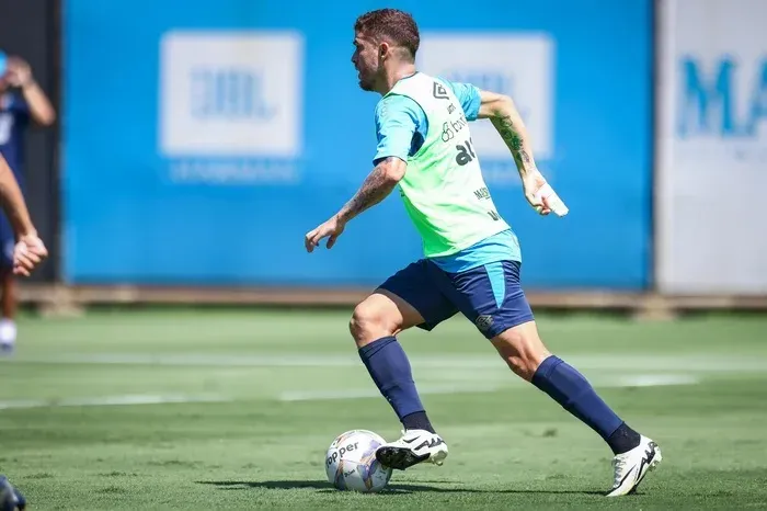 Cuéllar é dúvida para enfrentar o Vitória. Foto: Lucas Uebel / Grêmio