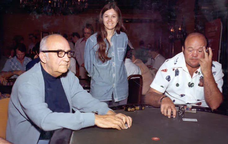 Johnny Moss (esq.), Becky Binion e Puggy Pearson (dir.) na WSOP 1974 (Foto: Divulgação/WSOP)