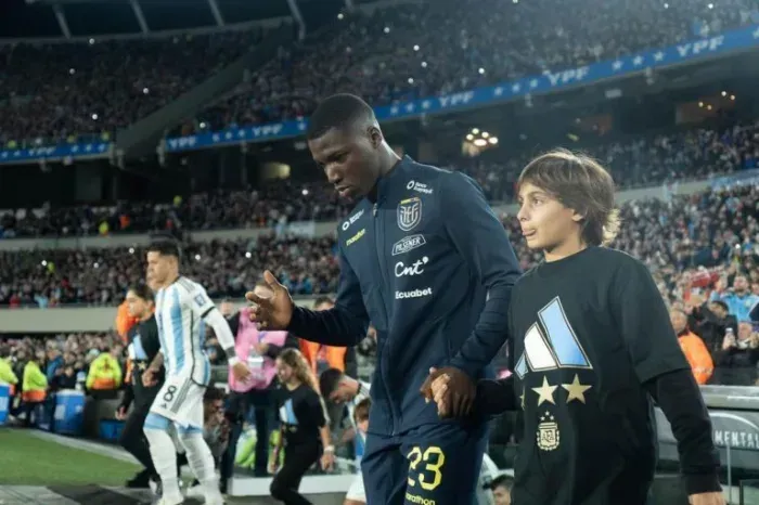 Moisés Caicedo también es titular en la Selección de Ecuador, aquí previo al partido contra Argentina: Foto: Getty