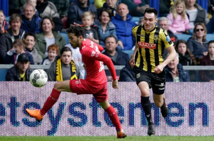El Cimbi Cuevas juega por el Twente ante el Vitesse, otro equipo que defendió en la máxima categoría de Países Bajos. (Getty Images).