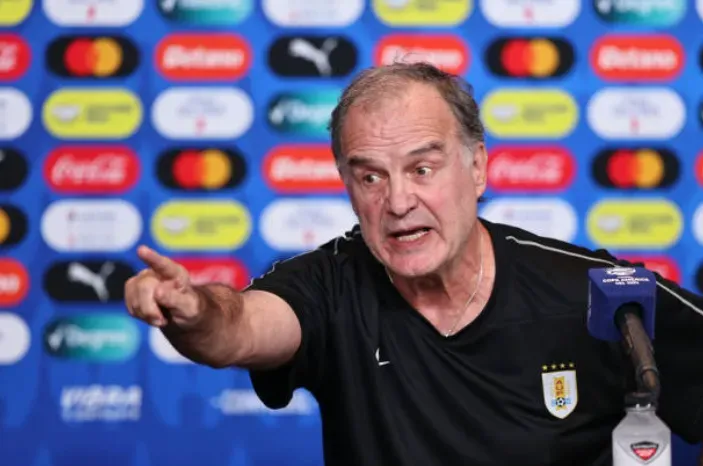 Marcelo Bielsa en la rueda de prensa. (Getty Images).