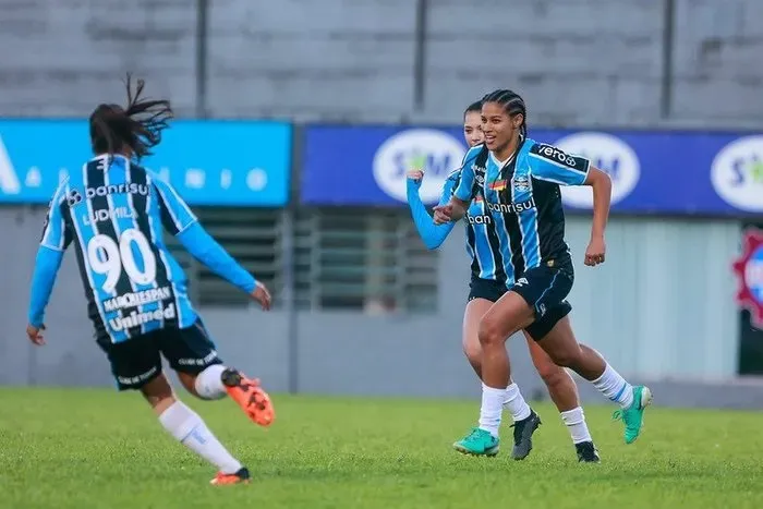 Desde, sua estreia em 2022, Cássia é uma das principais goleadoras e comemorou com as companheiras o placar histórico sobre o Brasil de Farroupilha na semifinal do Gauchão Feminino. Foto: Luiz Erbes / Grêmio FBPA