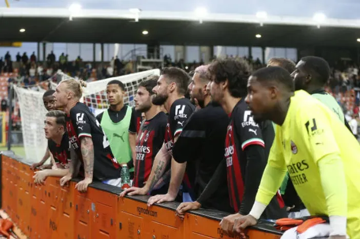 Los jugadores del AC Milan en el momento que estaban escuchando al líder de los ultras. Getty Images.