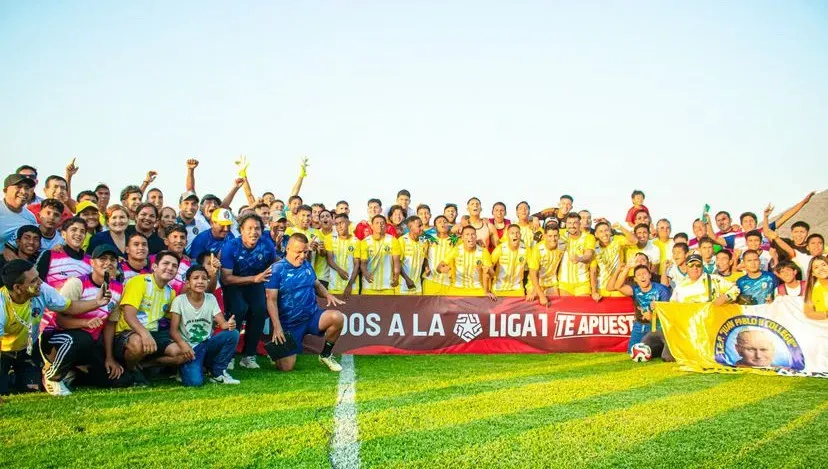 Los jugadores del Juan Pablo II College celebrando el ascenso a la Liga 1. (Instagram @juanpablochongoyape)