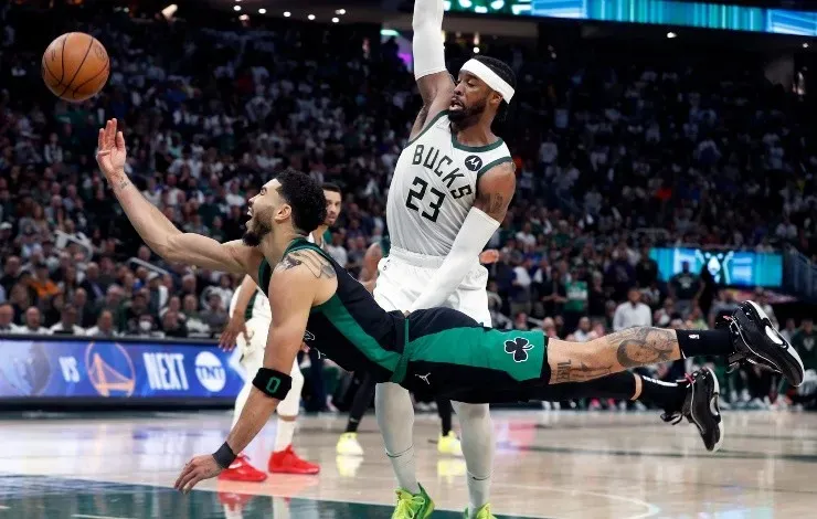 Jayson Tatum pontuou quase deitado. Foto: Getty Images