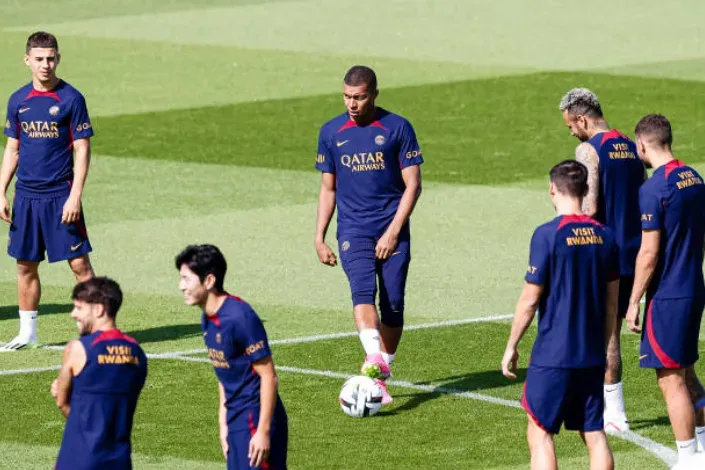 Kylian Mbappé volvió a entrenarse con sus compañeros del primer equipo. Getty Images.