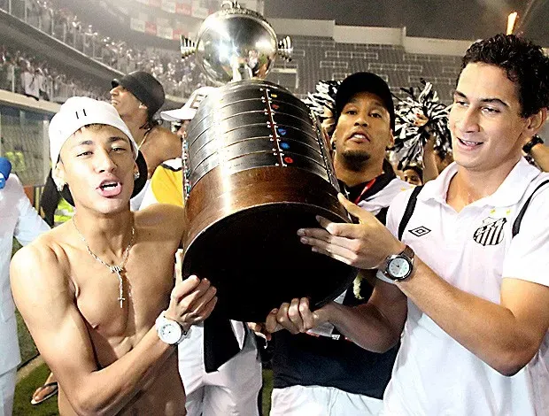 Neymar, con la Copa Libertadores en sus brazos.