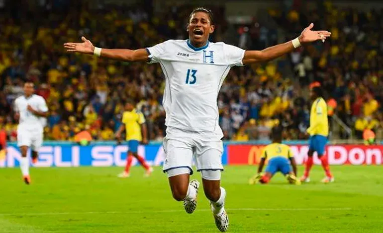 Carlos Castly festeja su gol en Brasil 2014.