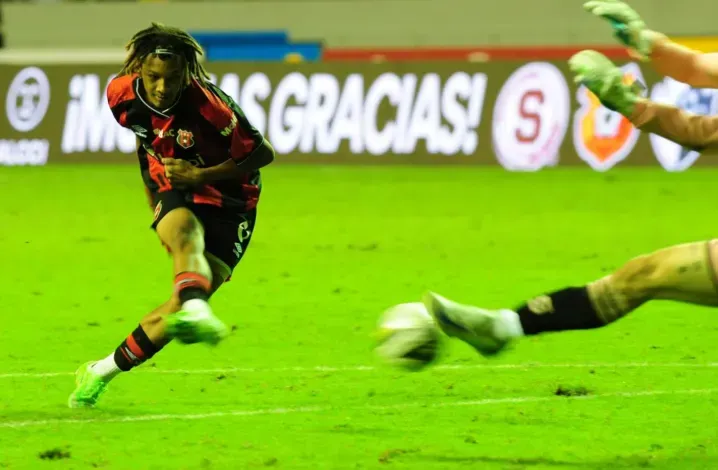 Akenai Samuels – Alajuelense