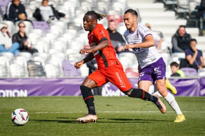 Jérémy Doku conduce el balón mientras Gabi Suazo lo persigue. Ese día el Toulouse celebró el triunfo. (Getty Images).