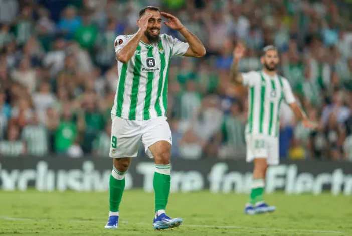 Borja Iglesias quedó así tras fallar una ocasión de gol ante el Sparta Praga. (Getty Images).
