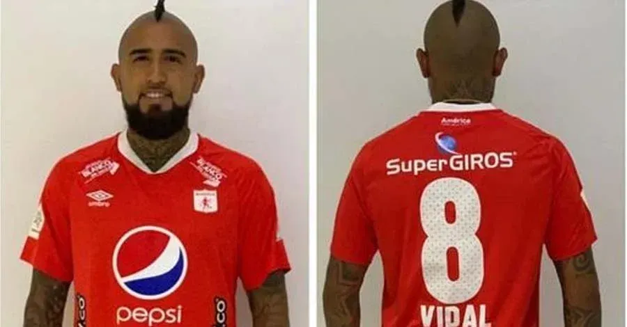 Arturo Vidal se puso una camiseta del América.