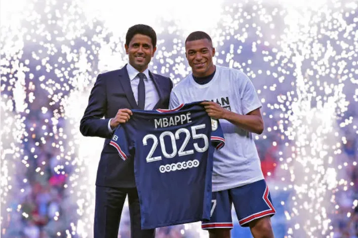 Kylian Mbappé con la curiosa camiseta con el 2025. Getty Images.