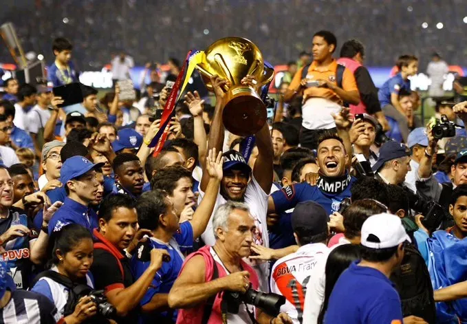 Con esta fotografía Emelec recordó la final ganada ante Barcelona SC en el 2014. (Foto: @CSEmelec)