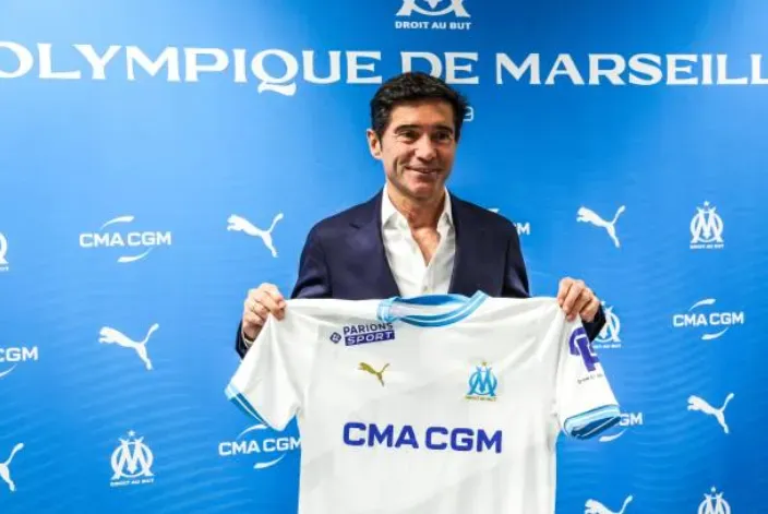 Marcelino García Toral posa con la camiseta del Olympique de Marsella poco antes de su primera conferencia de prensa. (Getty Images).