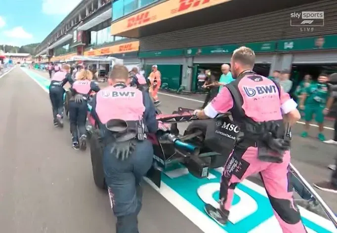 Los mecánicos tuvieron que retirar el auto de Gasly.