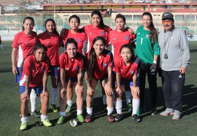 Yenny Acuña en 2018 en el Code (ex Deportes Iquique) con el profesor Jorge López | Foto: Instagram Yenny Acuña