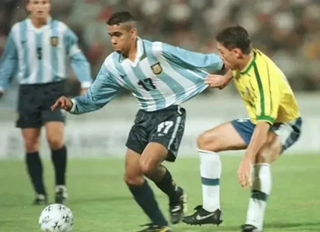 Adrián Guillermo en el Sudamericano Sub 20 de 1999 en Argentina vs. Brasil (Foto Web)