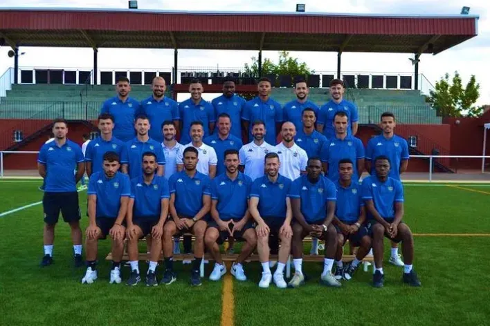 El plantel del CD Hernán Cortés, rival del Betis de Claudio Bravo y Manuel Pellegrini en la Copa del Rey. Foto: Instagram.