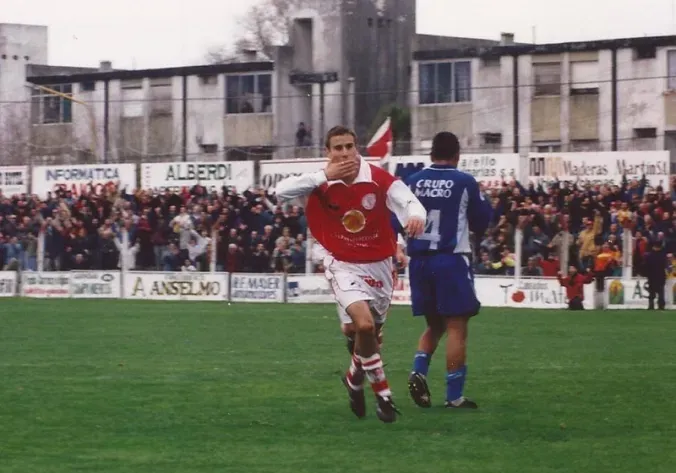 Rodrigo Palacio festeja un gol para Huracán de Tres Arroyos. (Foto: Archivo).