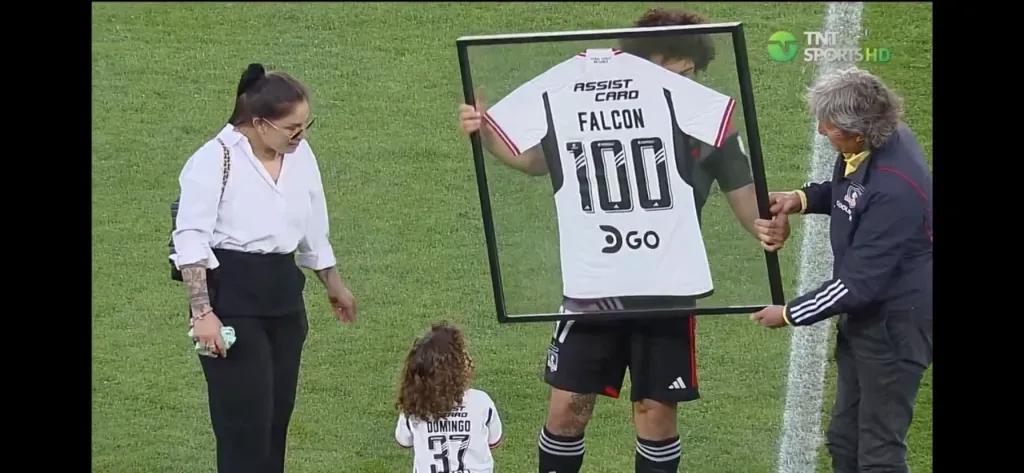 Falcón cumplió cien partidos en Colo Colo. | Foto: Captura.