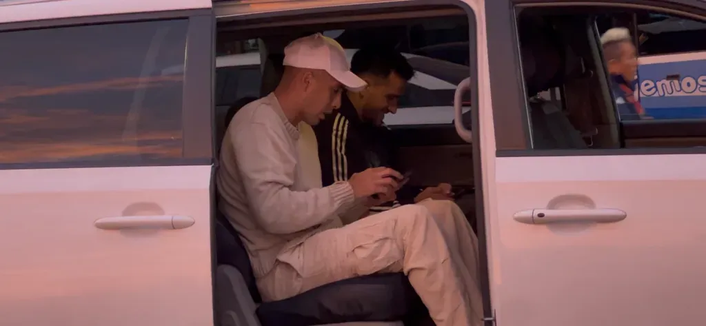 Rodrigo Contreras y Matías Zaldivia directo al aeropuerto para iniciar las vacaciones. Foto: Siempre pasa algo.