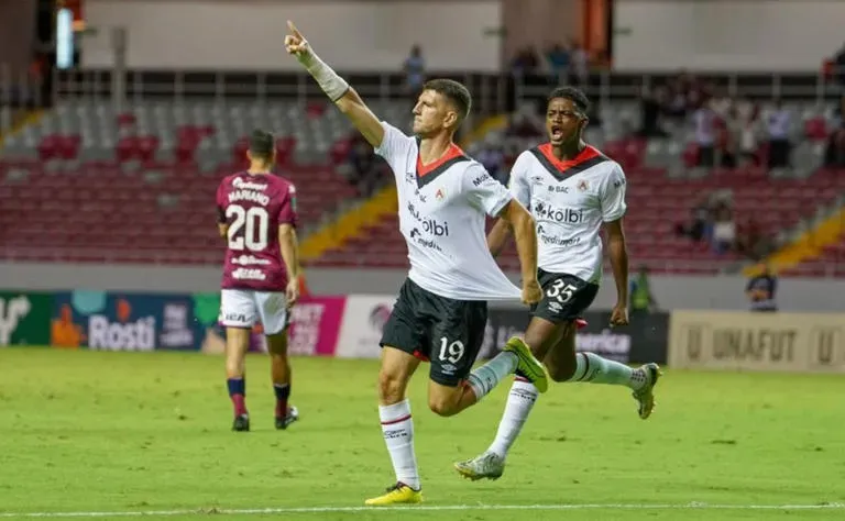 Alajuelense le remontó el partido a su clásico rival (Alajuelense).