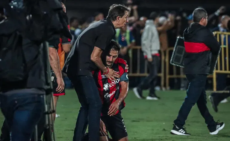 Guimaraes consuela a Celso tras perder la Gran Final. (Foto: Brendy Núñez Hidalgo)