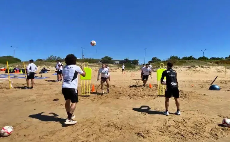 Colo Colo comenzó el 2024 en Uruguay con Jorge Almirón: ahora se quedará en Chile. Foto: Colo Colo.