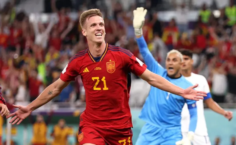 Dani Olmo celebrando gol pela Espanha. (Photo by Elsa/Getty Images)