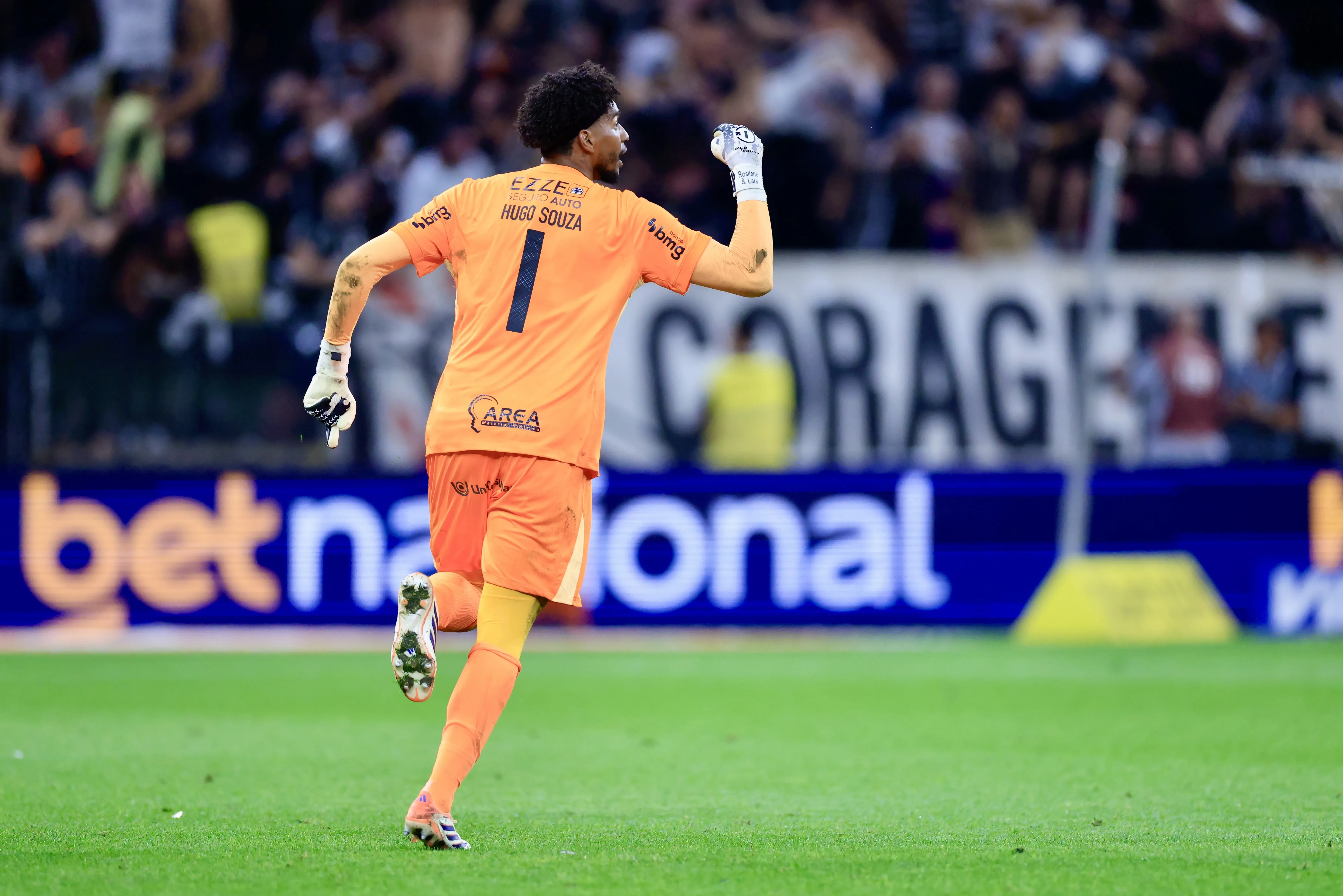 Hugo Souza comemora após classificação do Corinthians à final da Copa do Brasil. Foto: Marcello Zambrana/AGIF