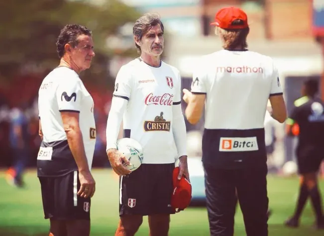 Óscar Ibáñez junto a Ricardo Gareca. (Foto: FPF).