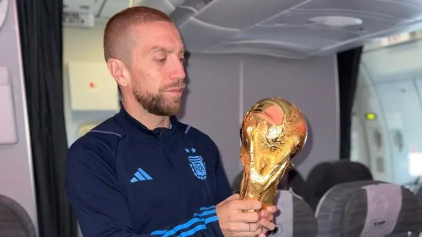 Papu Gómez rumbo a Argentina con la Copa del Mundo. Foto: Selección Argentina