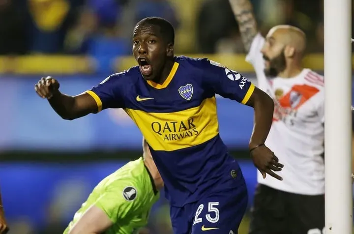 Jan Hurtado en uno de los dos goles que hizo en Boca. Foto X.