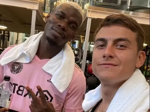 Paul Pogba, junto a Paulo Dybala, con la camiseta del Inter Miami.