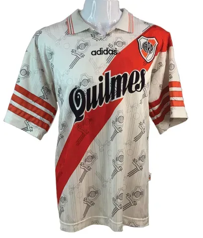 Quilmes. (Foto: del libro Mantos – @millonariocamisetas)