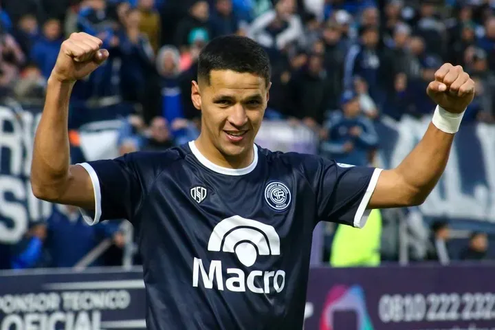 Alex Arce, de 28 años, es una de las figuras del fútbol de Argentina.