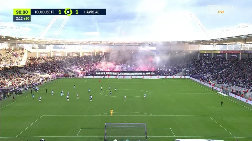 Así se veía el estadio cuando la barra del Toulouse interrumpió el partido con fuegos artificiales.