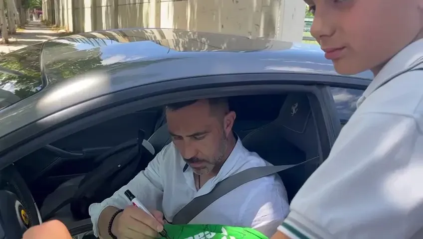 Claudio Bravo firma un autógrafo en España. (Imágenes: Kenotrotamundos).