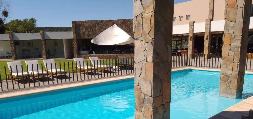 El Hotel Limari cuenta con una amplia piscina en su interior. ¿La usarán los albos para refrescarse previo a la Supercopa 2025?