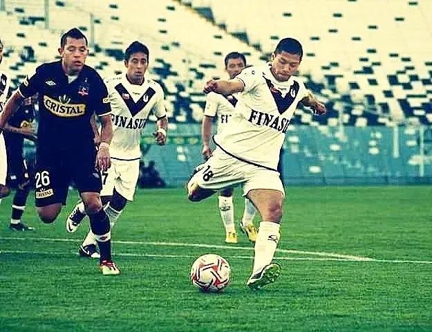 Emanuel Ponce enfrentando a Colo Colo con Santiago Morning el 2013. (Instagram: EmanuelPonce94)