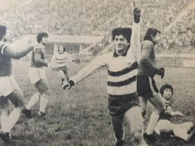 Manuel Rojas celebra un gol con Palestino, elenco con el que fue campeón en 1978