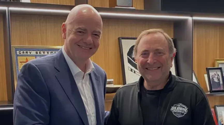 Gianni Infantino junto al comisionado de la NHL, Gary Bettman. FIFA.com