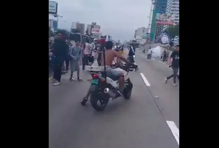 Hincha de Alianza Lima roba mota a Policía de tránsito.