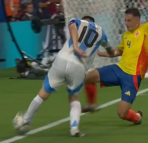 La torcedura de tobillo (el derecho) de Lionel Messi en la final ante Colombia. | Foto: Captura.