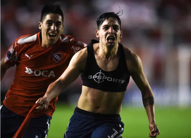 Leandro Fernández festeja con Martín Benítez un gol en la Copa Sudamericana 2017. (Getty Images).